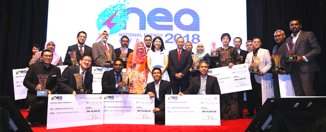 Yeo, Secretary-General, Ministry of Energy, Science, Technology, Environment & Climate Change, Datuk Seri Dr Mohd Azhar Haji Yahaya and Deputy Secretary General (Energy), Ministry of Energy, Science, Technology, Environment & Climate Change, Datuk Badriyah Malek with the winners of the first National Energy Awards.