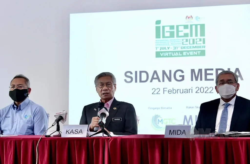 Dr Mansor (tengah) bersama Shamsul Bahar (kiri) dan Arham Abdul Rahman (kanan) pada Sidang Media Pengumuman Pencapaian International Greentech & Products Exhibition & Conference Malaysia (IGEM 2021). FOTO AZHAR RAMLI