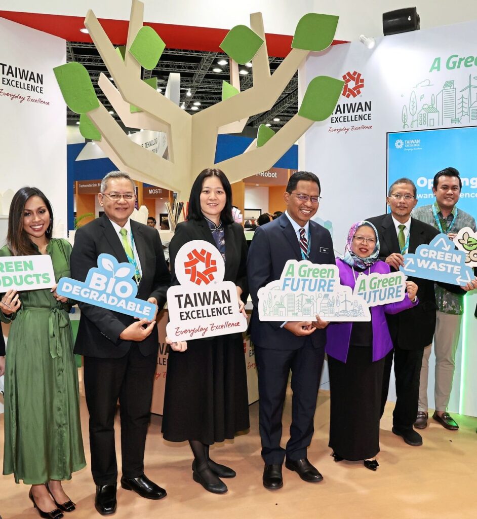 (From left) Dayang, MGTC chief executive officer Tan Sri Shamsul Bahar Mohd Nor, Peng, Zaini, Environment and Water Ministry deputy secretary-general (Environment) Noor Afifah Abdul Razak, MGTC chairman Datuk Iskandar Abdul Samad and Mahadi at the event in Kuala Lumpur. – AHMAD SYUKRI/The Star
